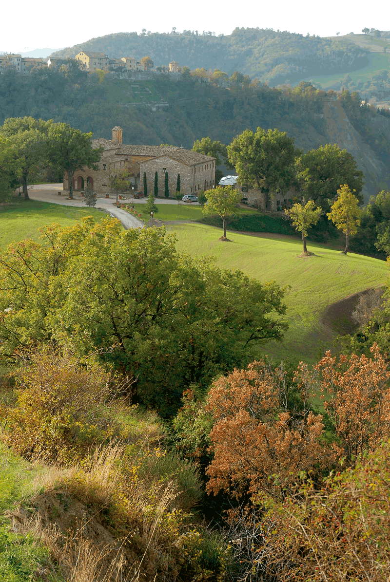 Paesaggio verde, allo sfondo si vede il complesso di San Girolamo in lontananza | © Comune di Frontino