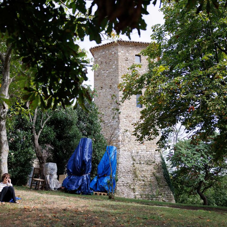 Donna legge un libro seduta su un prato a Frontino | © Gianluca Maroccini