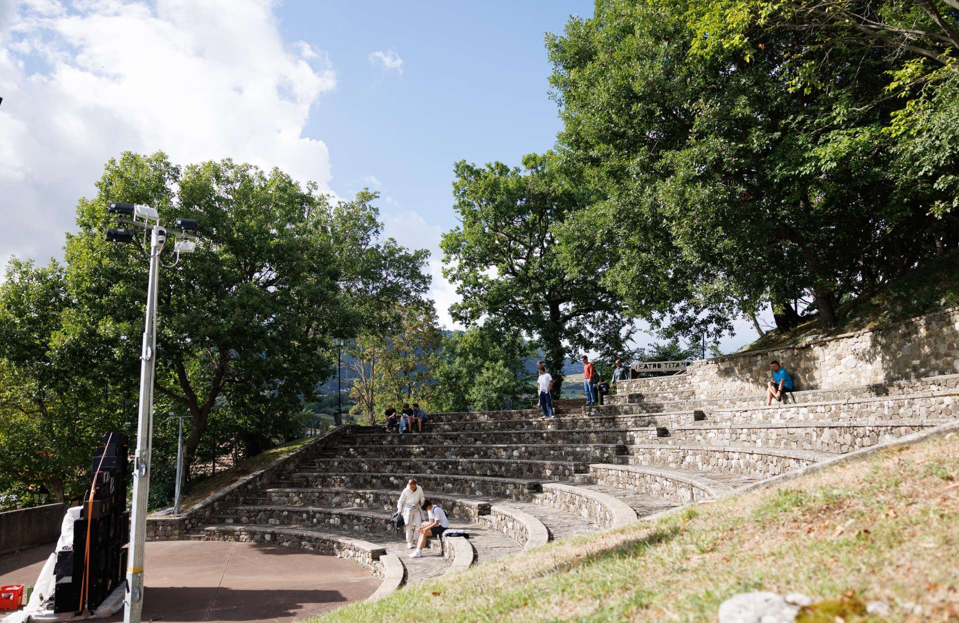 Alcune persone iniziano ad arrivare e sedersi pronti ad assistere all'evento | © Proprietà del Comune di Frontino